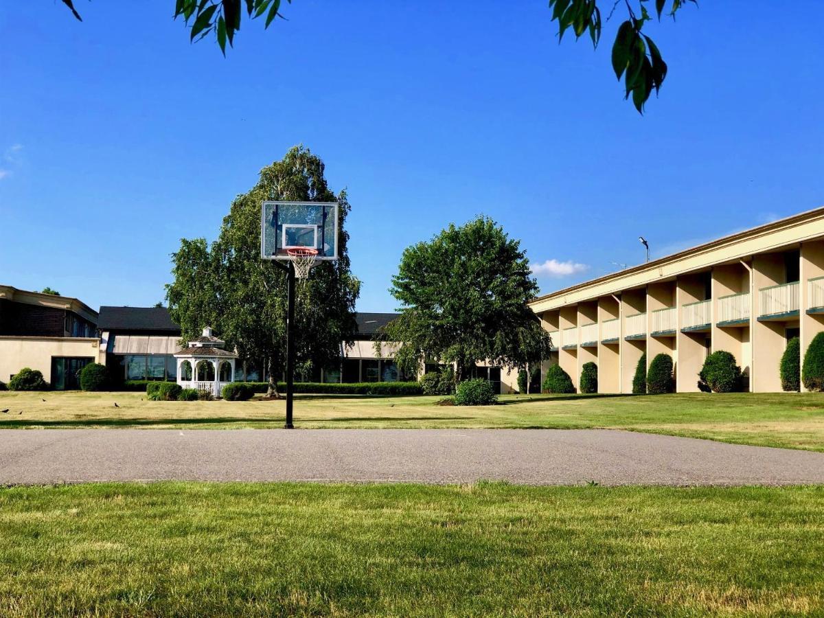 Riverview Inn & Suites Somerset Bagian luar foto